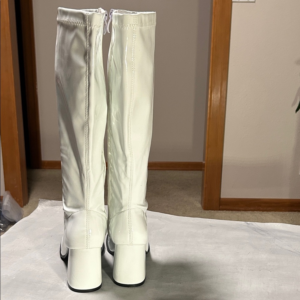 Sexy NWOT White Stretch Patent Leather Knee-High Heeled Go-Go Boots, Size 8 - Picture 5 of 13